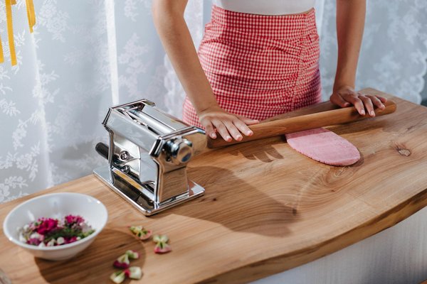 How do UK kitchen gadgets make sustainable cooking easier?